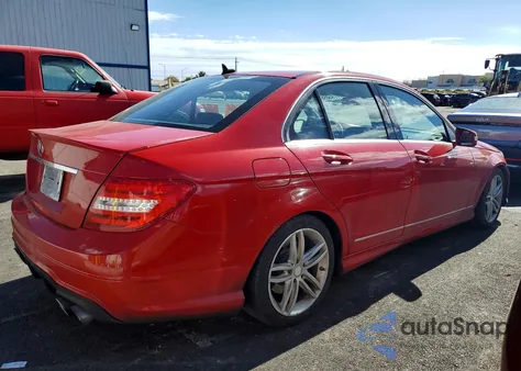 2012 Mercedes-Benz C 250 z USA, uszkodzony, nr VIN WDDGF4HB3CR236948